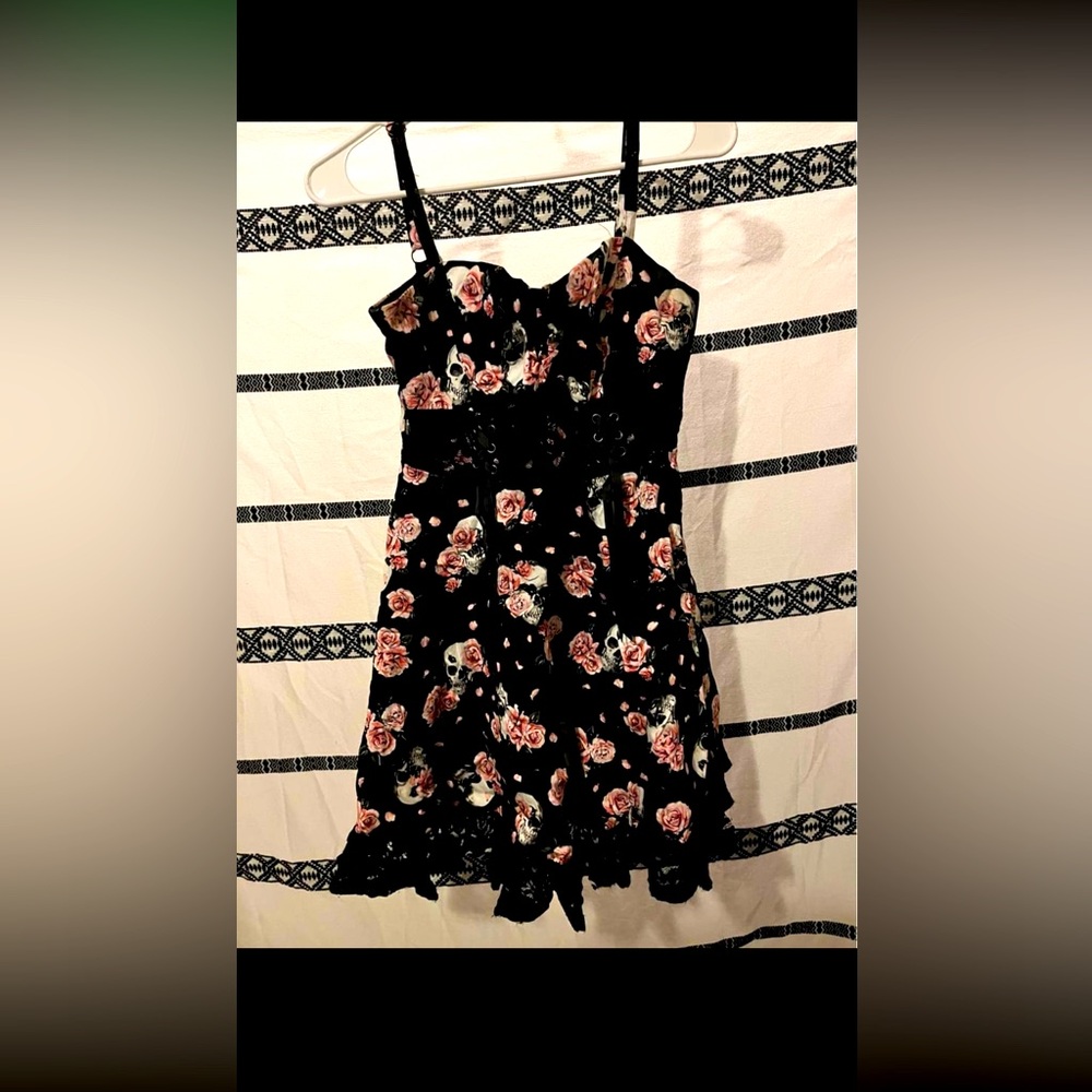 Beautiful skull and roses dress, size medium